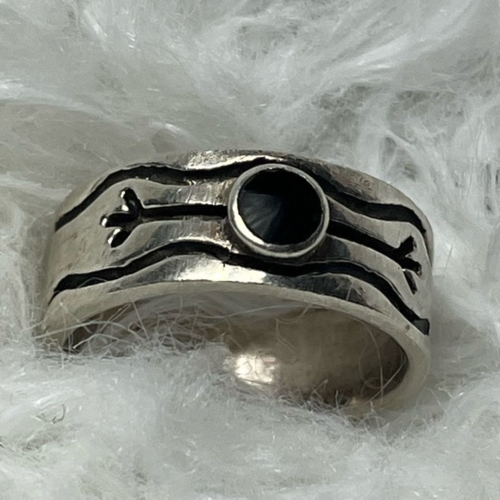 Sterling silver ring with dark gemstone (unisex). 7 1/2.